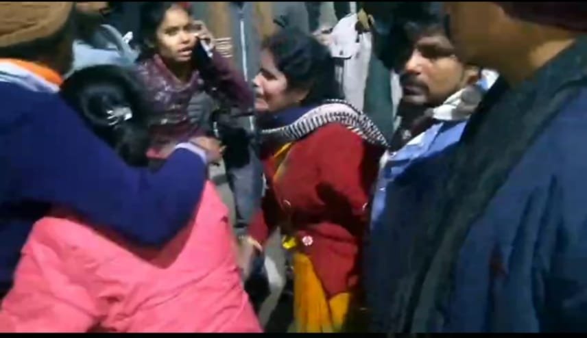 ट्रेन की टक्कर से दो मासूमों सहित पांच लोगों की दर्दनाक मौत | New India Times