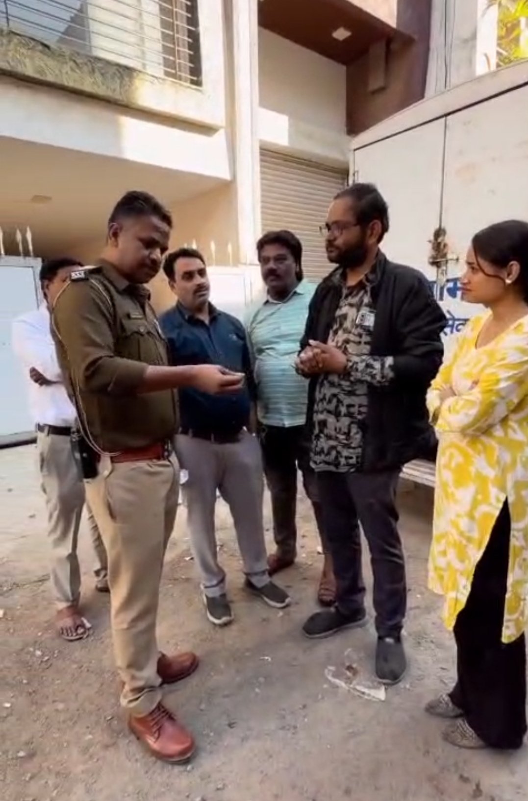 इंदौर: दंपति के घर से दो शव बरामद, बेटे विदेश में; मोहल्ले वालों ने कराया अंतिम संस्कार | New India Times