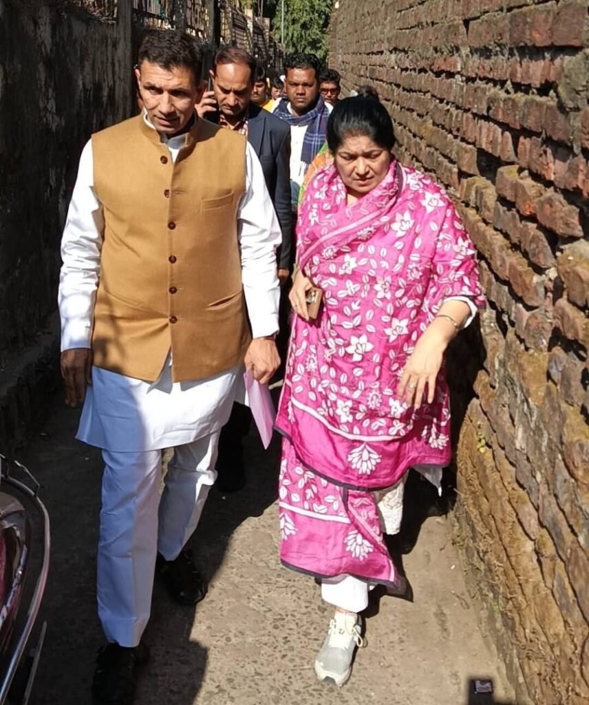 भोपाल में झुग्गी-झोपड़ी हटाने के विरोध में जीतू पटवारी ने आदिवासी परिवारों से की मुलाकात 2 भोपाल में झुग्गी-झोपड़ी हटाने के विरोध में जीतू पटवारी ने आदिवासी परिवारों से की मुलाकात | New India Times