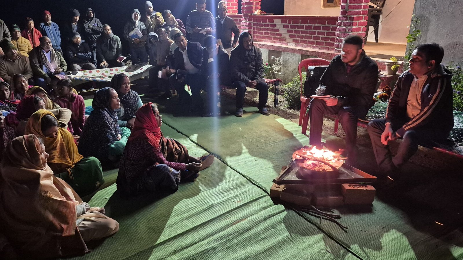 कड़ाके की ठंड के बीच जलते अलावे के सहज वातावरण में रात्रि चौपाल कलेक्टर ने सुनी ग्रामीणों की समस्याएं 1 कड़ाके की ठंड के बीच जलते अलावे के सहज वातावरण में रात्रि चौपाल कलेक्टर ने सुनी ग्रामीणों की समस्याएं | New India Times