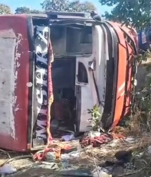 स्लीपर बस अनियंत्रित होकर पलटी: 6 यात्री घायल, 2 की हालत नाज़ुक | New India Times