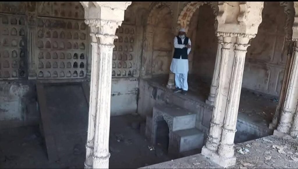 एक ही धरोहर पर बार-बार करोड़ों खर्च, बाकी ऐतिहासिक विरासतें बदहाल,<br>मोती महल के सौंदर्यीकरण की सराहना, बुलंद दरवाज़ों व अन्य धरोहरों के संरक्षण की मांग 5 एक ही धरोहर पर बार-बार करोड़ों खर्च, बाकी ऐतिहासिक विरासतें बदहाल,<br>मोती महल के सौंदर्यीकरण की सराहना, बुलंद दरवाज़ों व अन्य धरोहरों के संरक्षण की मांग | New India Times