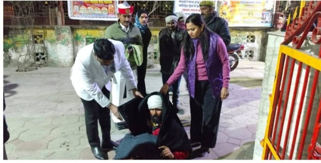 एडीएम वित्त अरविंद कुमार ने रैन बसेरों का किया रात्रि निरीक्षण, निराश्रितों को बांटे कंबल | New India Times