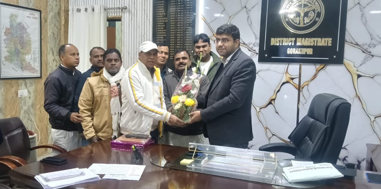 नव वर्ष पर अधिकारियों को सफाई कर्मचारी संघ ने दी बधाई, वेतन समय से देने का मिला आश्वासन | New India Times