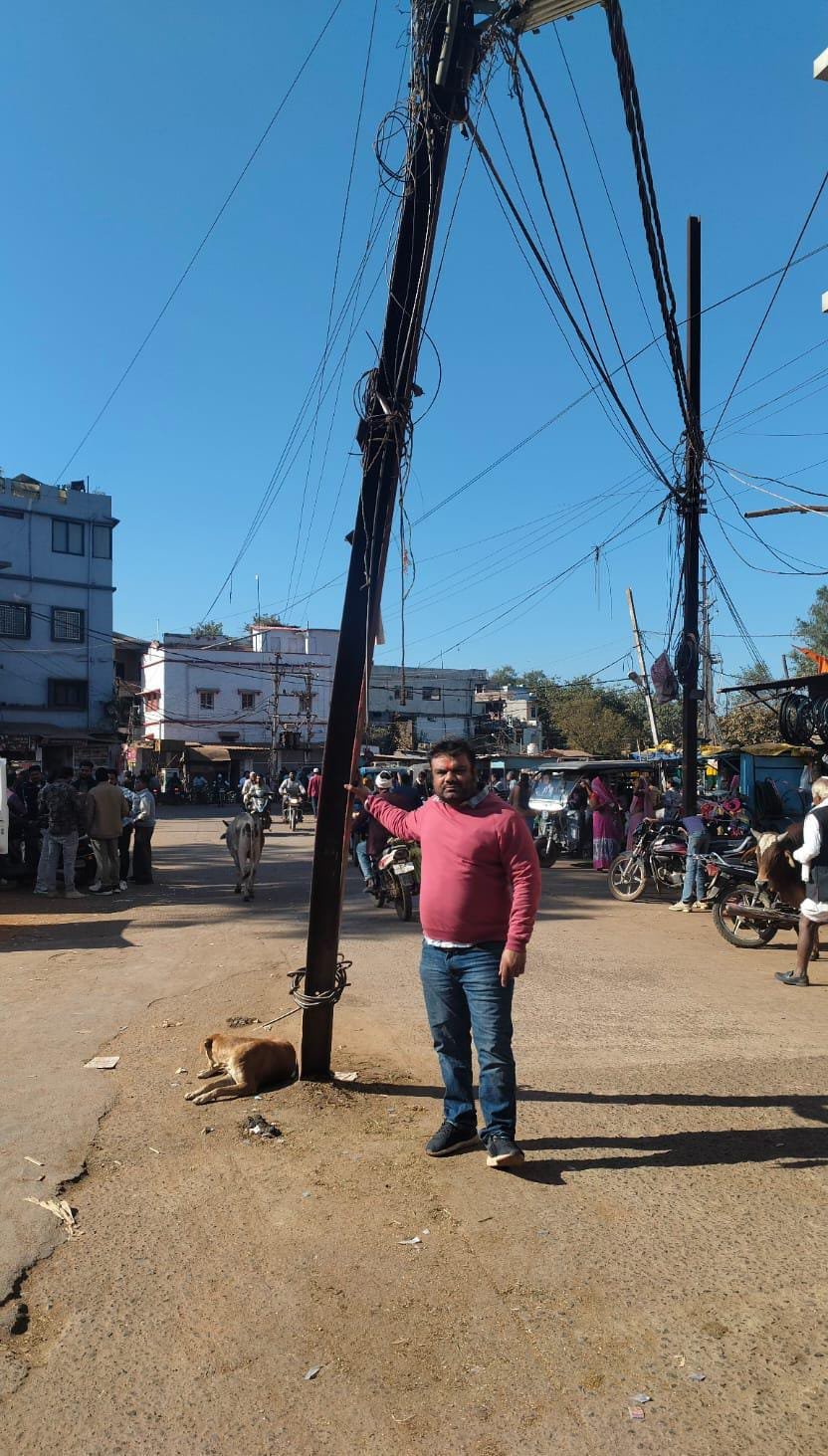 गुना में हाट रोड पर बीच सड़क पर खड़ा बिजली का खंबा बना मौत का खंबा, सवर्ण आर्मी ने दिया खंबे को हटाने के लिए ज्ञापन | New India Times