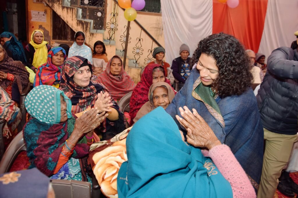 नववर्ष पर मानवीय पहल: डीएम दुर्गा शक्ति नागपाल ने मिठाई और कंबल बाँटकर दिया संवेदना व सेवा का संदेश 2 नववर्ष पर मानवीय पहल: डीएम दुर्गा शक्ति नागपाल ने मिठाई और कंबल बाँटकर दिया संवेदना व सेवा का संदेश | New India Times