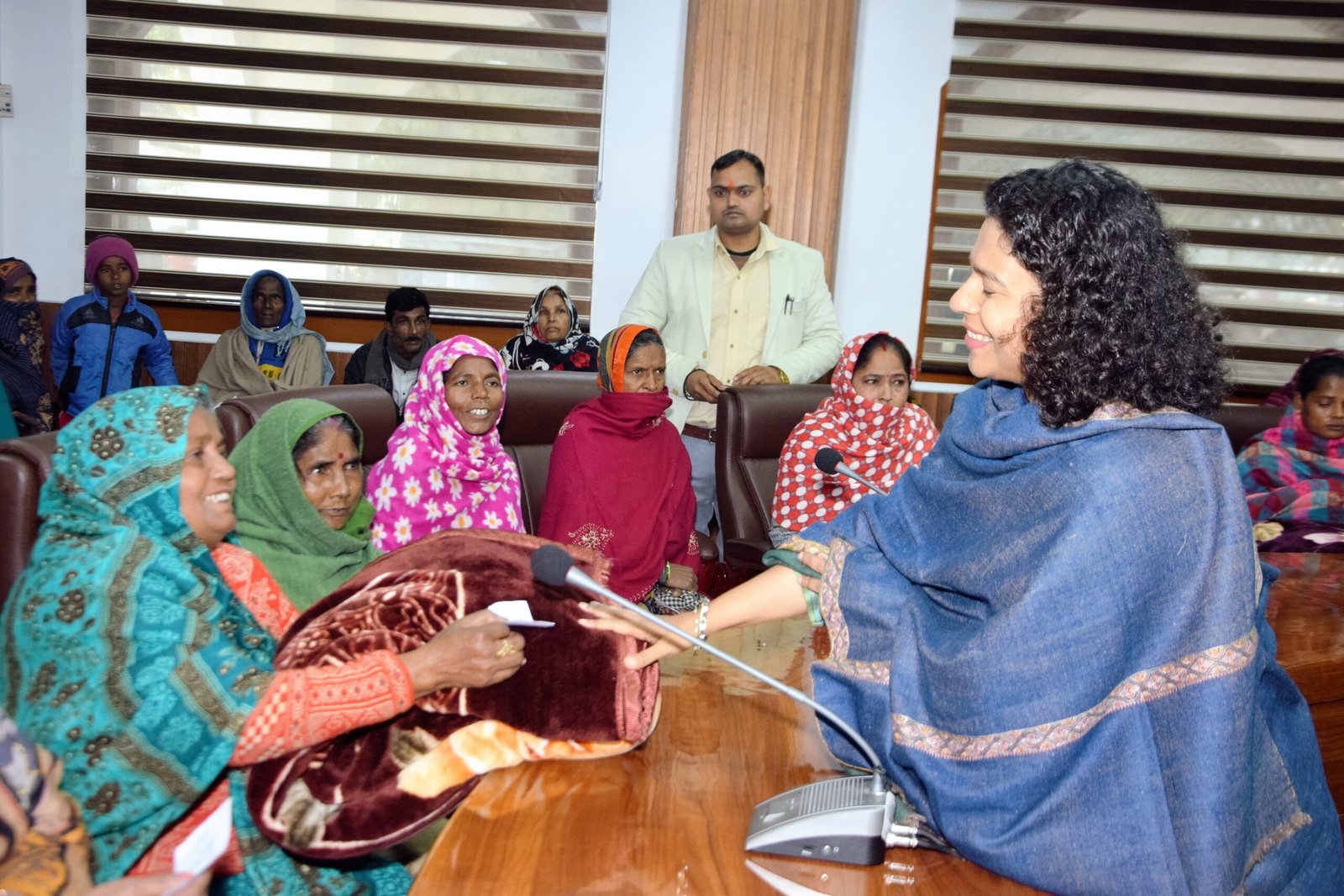 नववर्ष पर मानवीय पहल: डीएम दुर्गा शक्ति नागपाल ने मिठाई और कंबल बाँटकर दिया संवेदना व सेवा का संदेश | New India Times