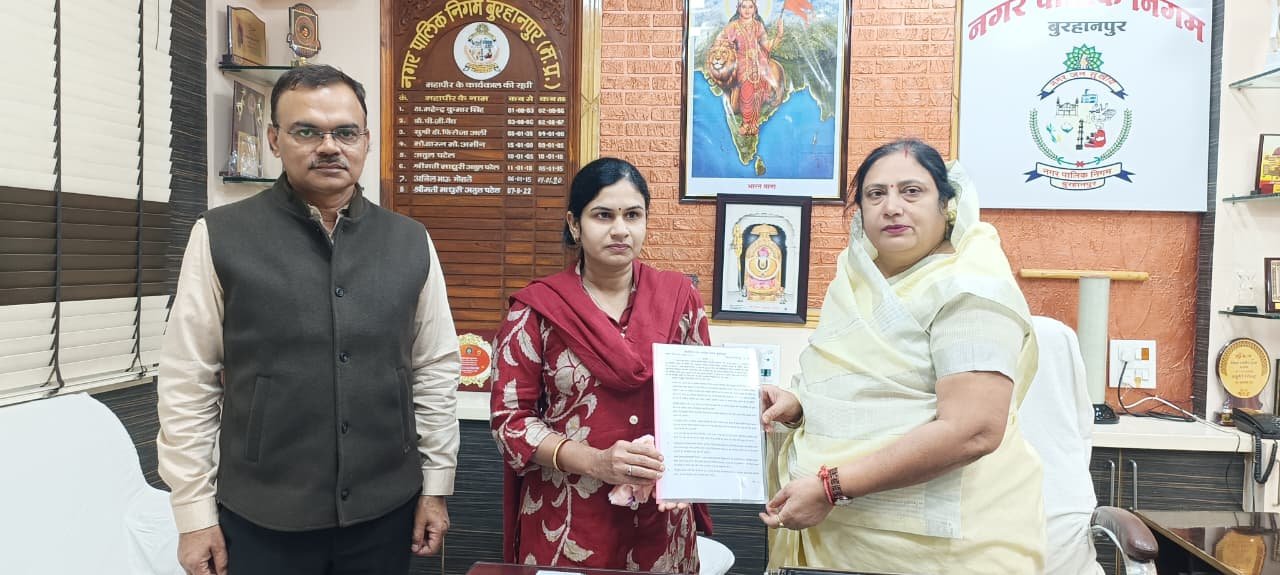 निगम महापौर श्रीमती माधुरी अतुल पटेल ने प्रिया टंडन को अनुकंपा नियुक्ति पत्र किया प्रदान | New India Times