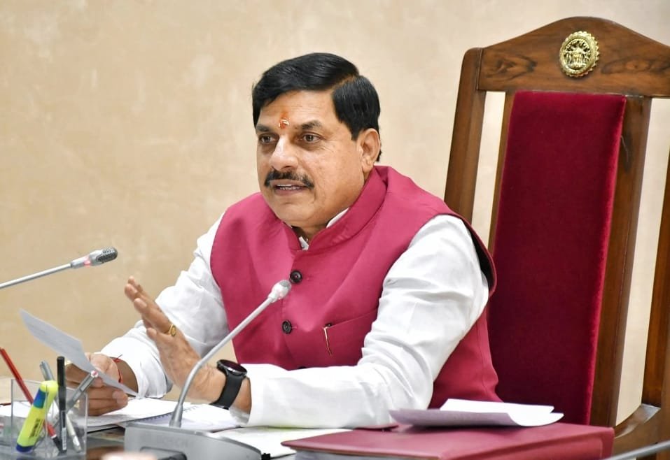 इंदौर दूषित पेयजल त्रासदी पर सख्त कार्रवाई: नगर निगम आयुक्त हटाए गए, दो वरिष्ठ अधिकारी निलंबित | New India Times