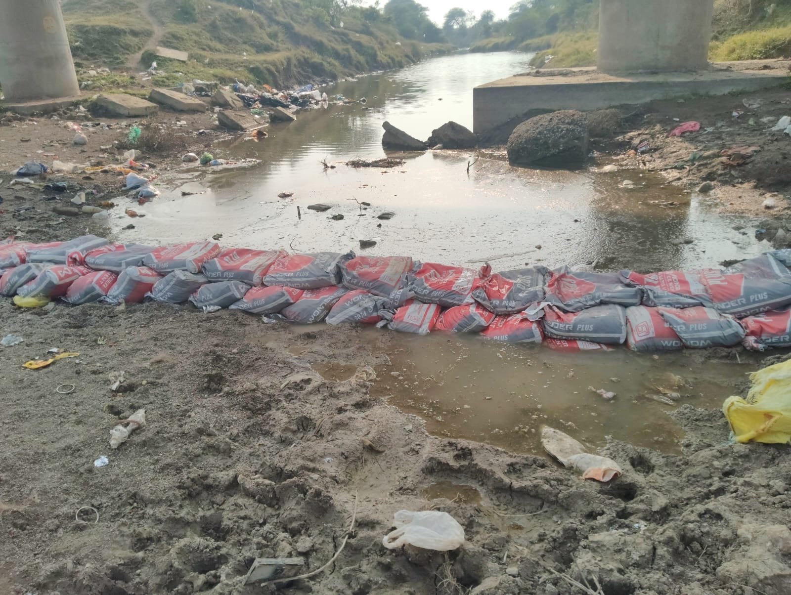 नागदा में चल रहा बोरी बंधान अभियान, जल संरक्षण के लिए ग्रामीणों की पहल | New India Times