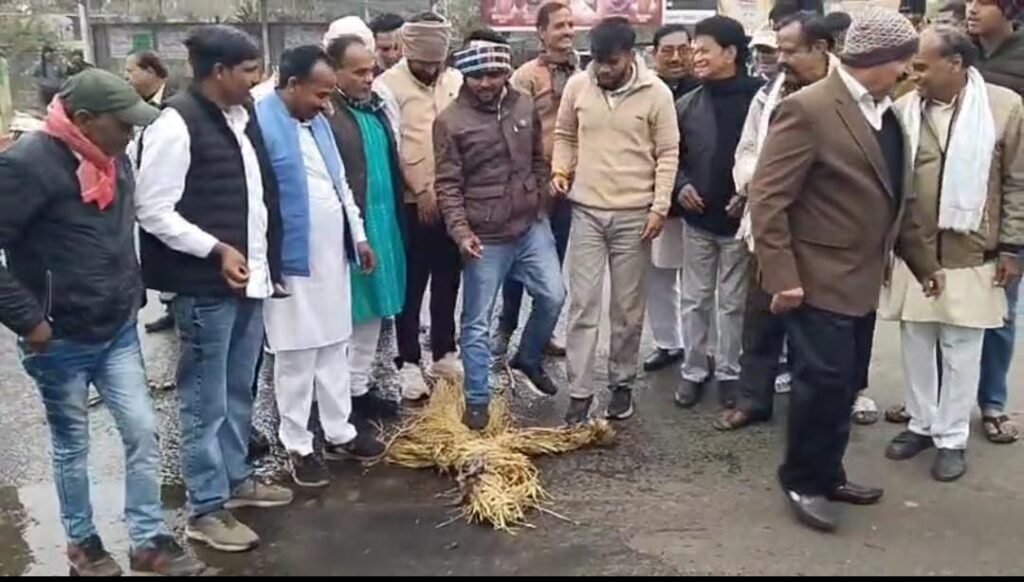 गुना में युवा कांग्रेस ने मंत्री विजयवर्गीय का पुतला दहन किया, दूषित पानी के विरोध में प्रदर्शन दौरान झूमाझटकी में कार्यकर्ता झुलसे | New India Times