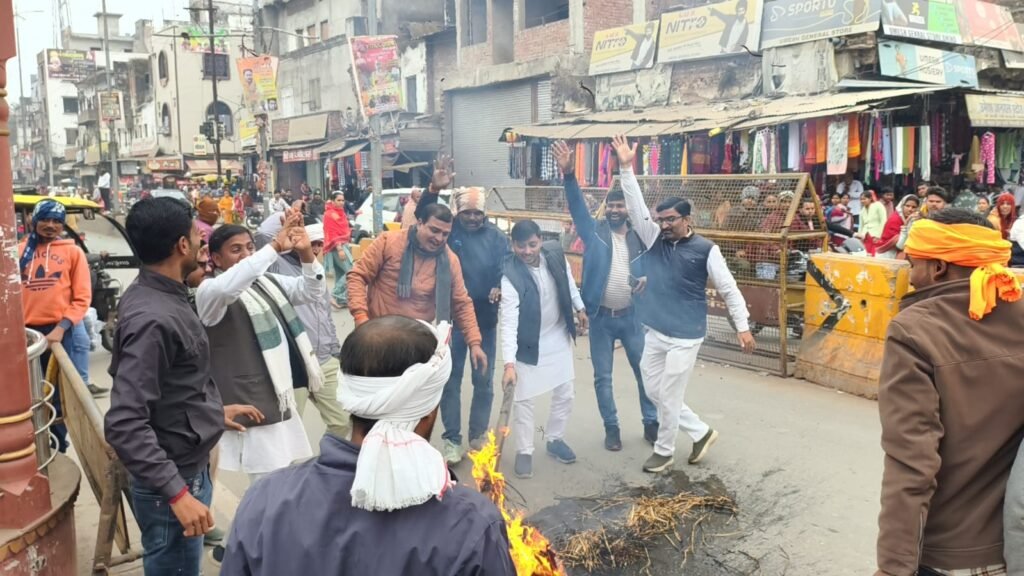 युवा कांग्रेस ने कैलाश विजयवर्गीय के खिलाफ पुतला दहन कर मांगा बर्खास्तगी, दूषित पानी से मौतों पर जताई नाराजगी | New India Times