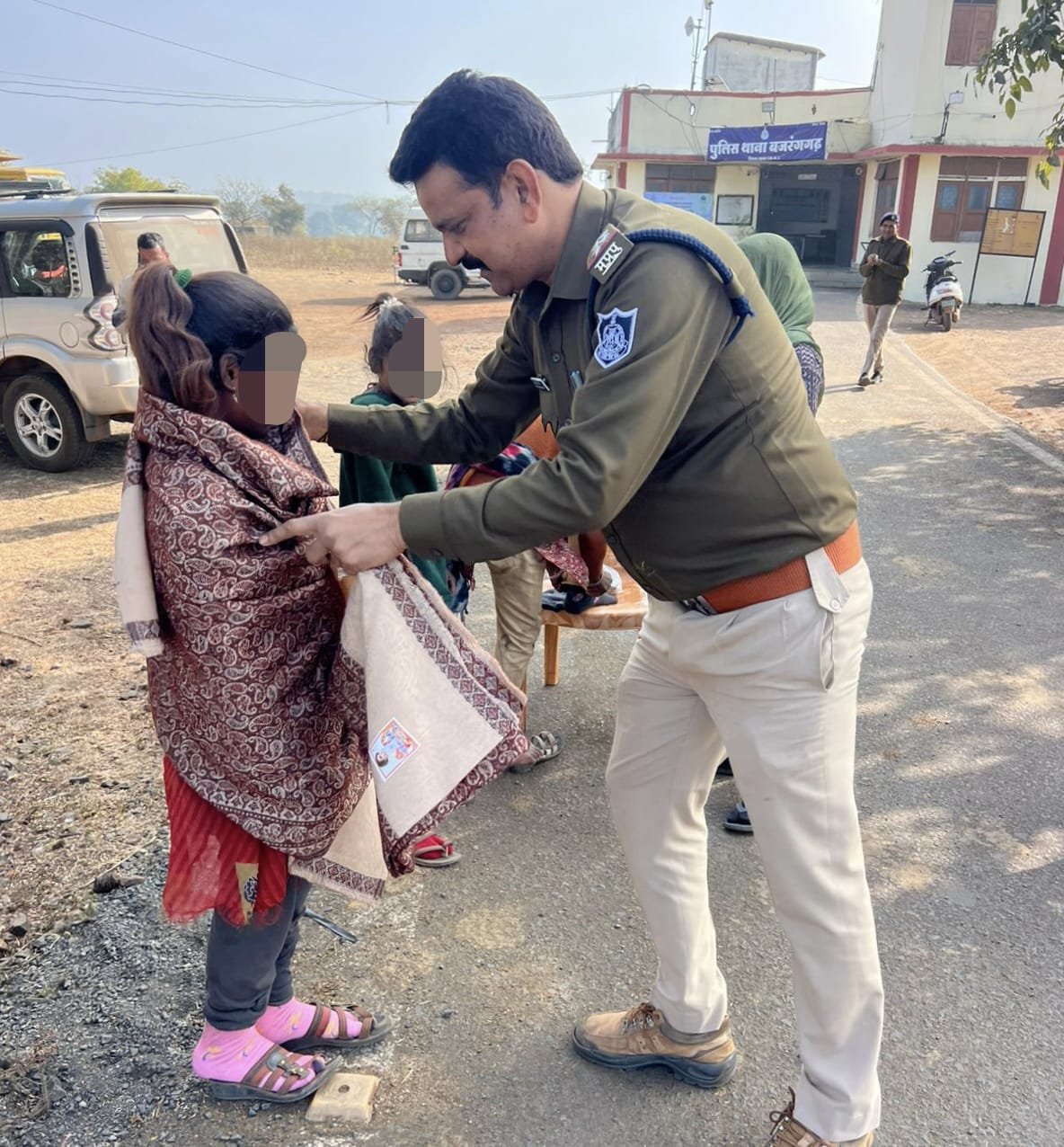 कड़ाके की ठंड में मानवता का प्रहरी बनी गुना पुलिस, ठंड से बचाने के लिए जरूरतमंद बच्चियों को भेंट किए गर्म वस्त्र | New India Times