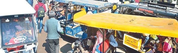 ई रिक्शा चालक क़ायदे कानून को दे रहे हैं चुनौती | New India Times