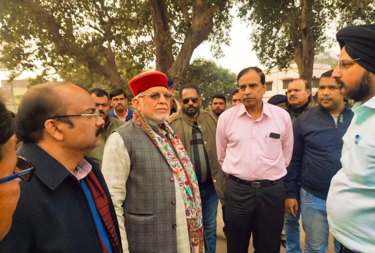 रौजा में रास्ते बंद करने पर वित्त मंत्री ने डीआरएम को लगाई फटकार | New India Times