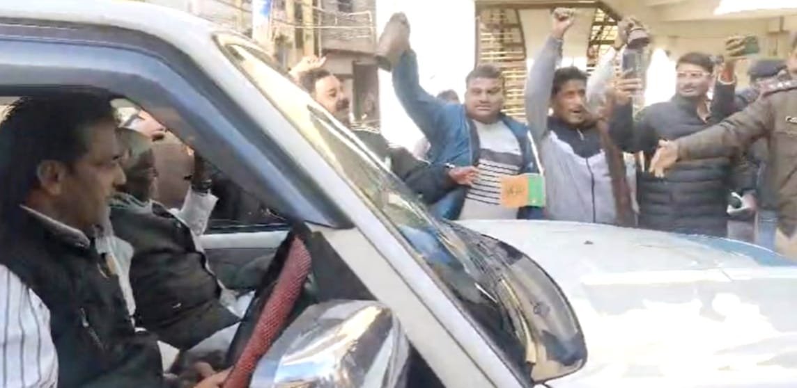 गुना में हाईवोल्टेज ड्रामा: विधायक पन्नालाल शाक्य की गाड़ी रोक कांग्रेसियों ने बजाया घंटा,मंत्री विजयवर्गीय की बदजुबानी पर भारी आक्रोश 1 गुना में हाईवोल्टेज ड्रामा: विधायक पन्नालाल शाक्य की गाड़ी रोक कांग्रेसियों ने बजाया घंटा,मंत्री विजयवर्गीय की बदजुबानी पर भारी आक्रोश | New India Times