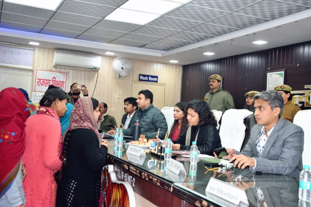 संपूर्ण समाधान दिवस: डीएम ने सुनीं जनसमस्याएँ, लाभार्थियों को मिली योजनाओं की सौगात 2 संपूर्ण समाधान दिवस: डीएम ने सुनीं जनसमस्याएँ, लाभार्थियों को मिली योजनाओं की सौगात | New India Times