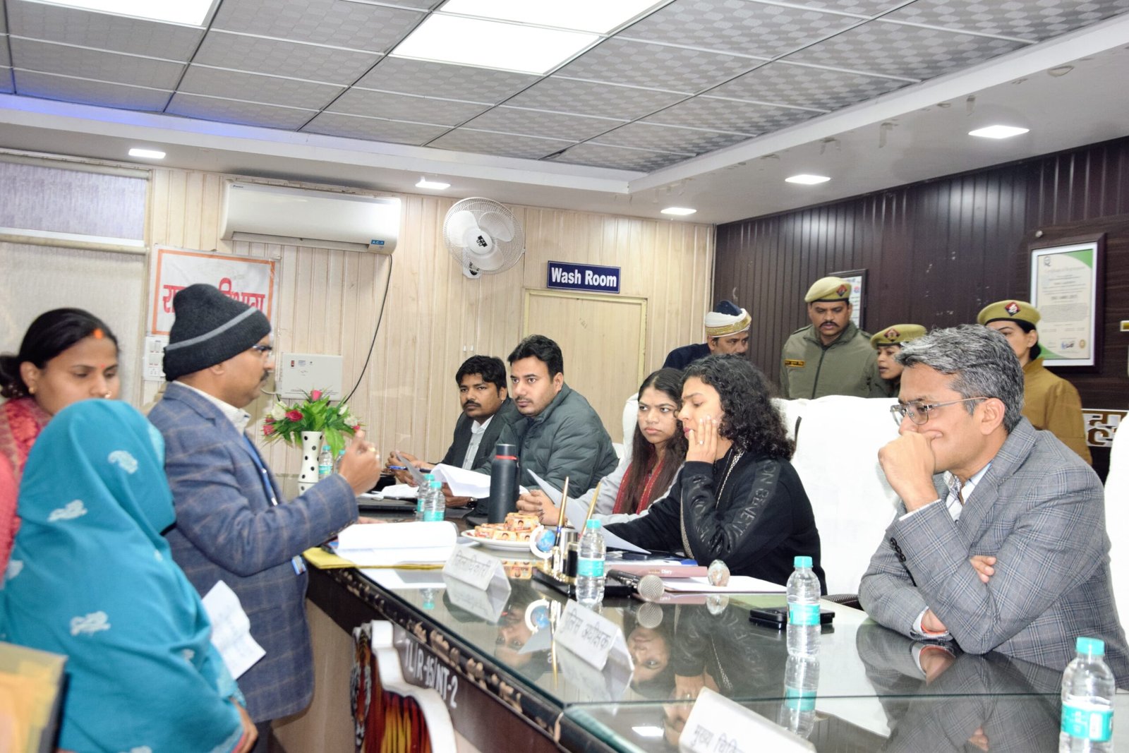 संपूर्ण समाधान दिवस: डीएम ने सुनीं जनसमस्याएँ, लाभार्थियों को मिली योजनाओं की सौगात 1 संपूर्ण समाधान दिवस: डीएम ने सुनीं जनसमस्याएँ, लाभार्थियों को मिली योजनाओं की सौगात | New India Times