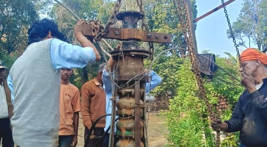 धरना-चक्का जाम के बाद सक्रिय हुई WCL, जैन कुएं में 80 HP मोटर लगने से ग्रामीणों को मिलने लगा पानी | New India Times