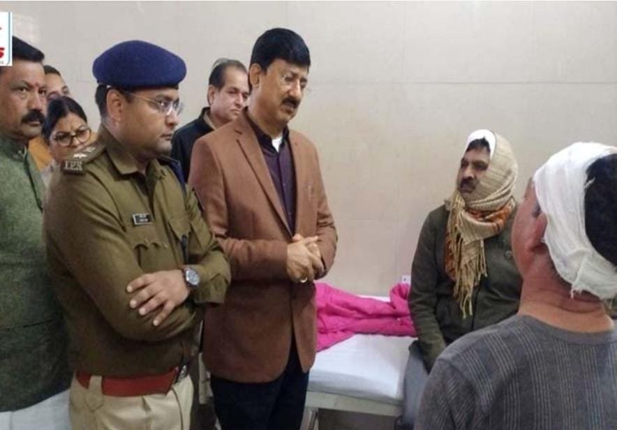 प्रेम विवाह के विवाद के बाद पुलिस पर हमला: 28 नामजद, दो गिरफ्तार, गांव में कड़ी सुरक्षा | New India Times