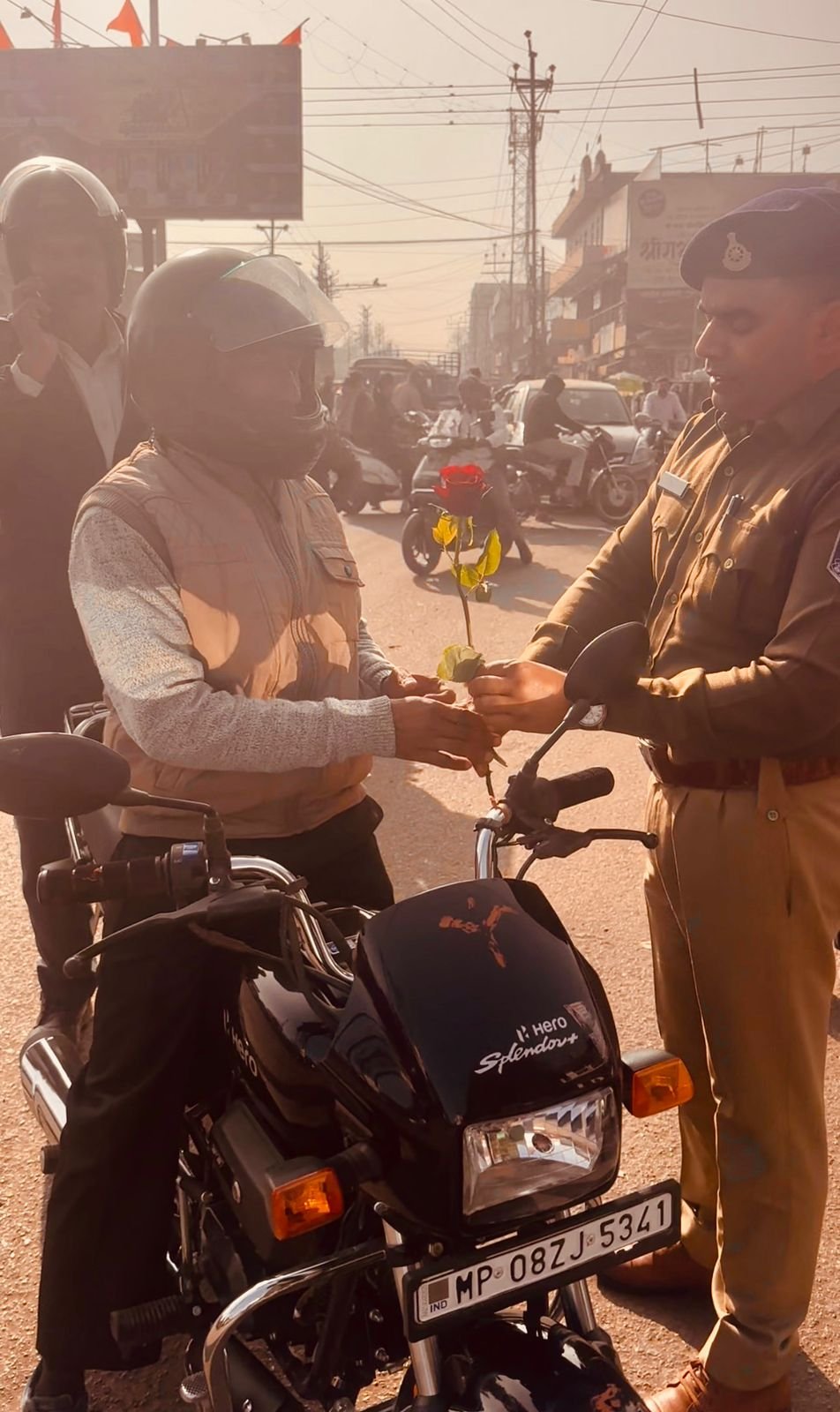 जयस्तंभ चौराहे पर हेलमेट पहनने वाले चालकों को मिला सराहनीय सम्मान | New India Times