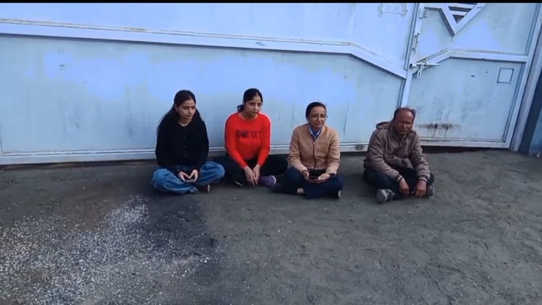 6 माह से वेतन नहीं मिलने पर मजदूरों का फूटा आक्रोश, कंपनी के गेट के बाहर धरना प्रदर्शन | New India Times