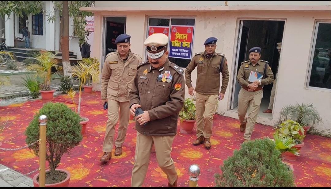 अपर पुलिस महानिदेशक सुजीत पाण्डेय ने किया पलिया थाने का आकस्मिक निरीक्षण, दिए सख्त निर्देश | New India Times