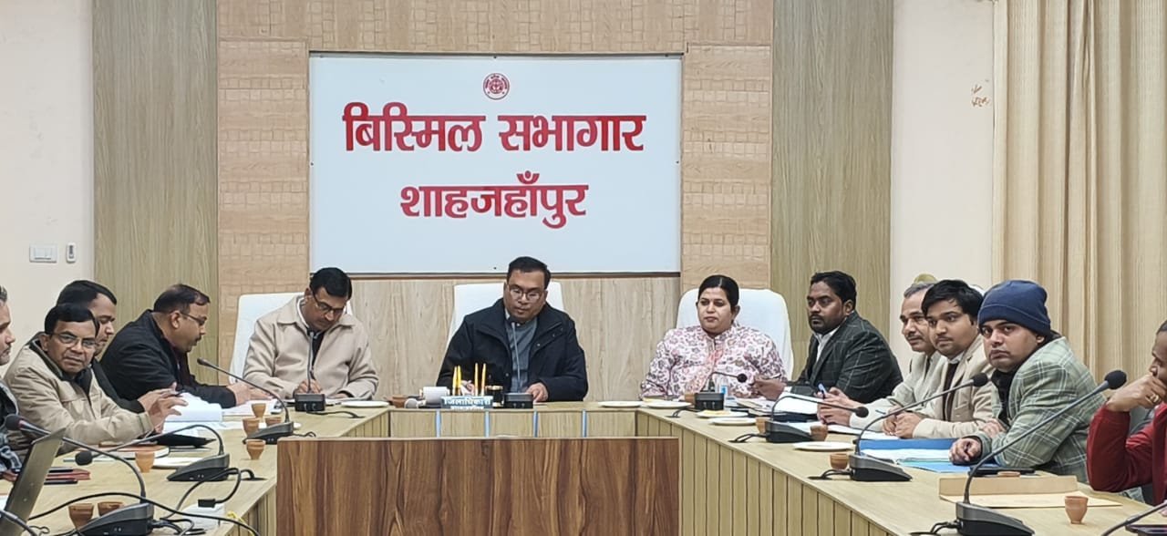 जनपद में सभी आधार सेंटर शीघ्र शुरू हों, लोगों को न हो परेशानी: जिलाधिकारी | New India Times