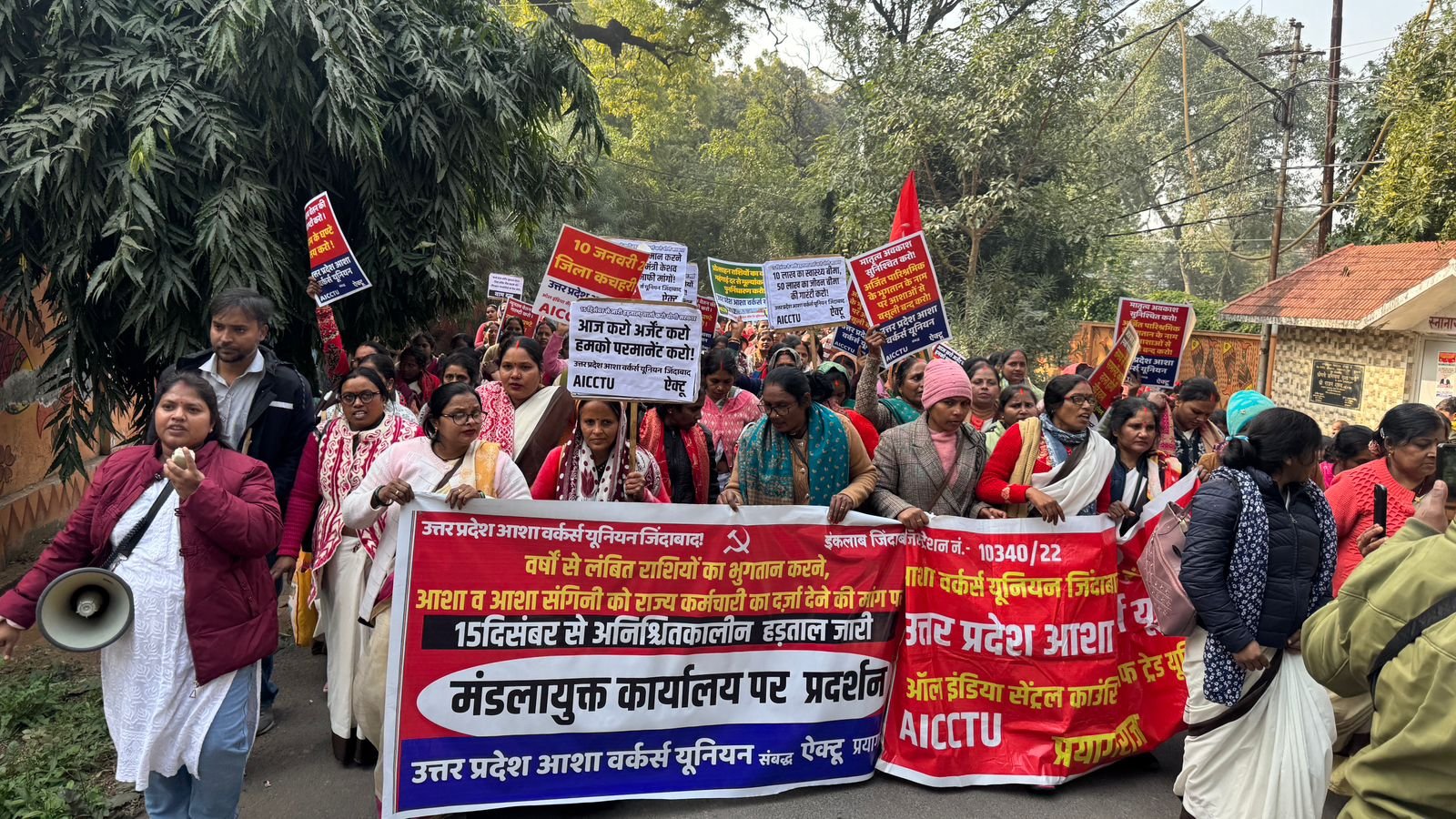 आशा वर्कर्स का प्रयागराज में जोरदार प्रदर्शन, मुख्यमंत्री के नाम मंडल आयुक्त को सौंपा ज्ञापन | New India Times