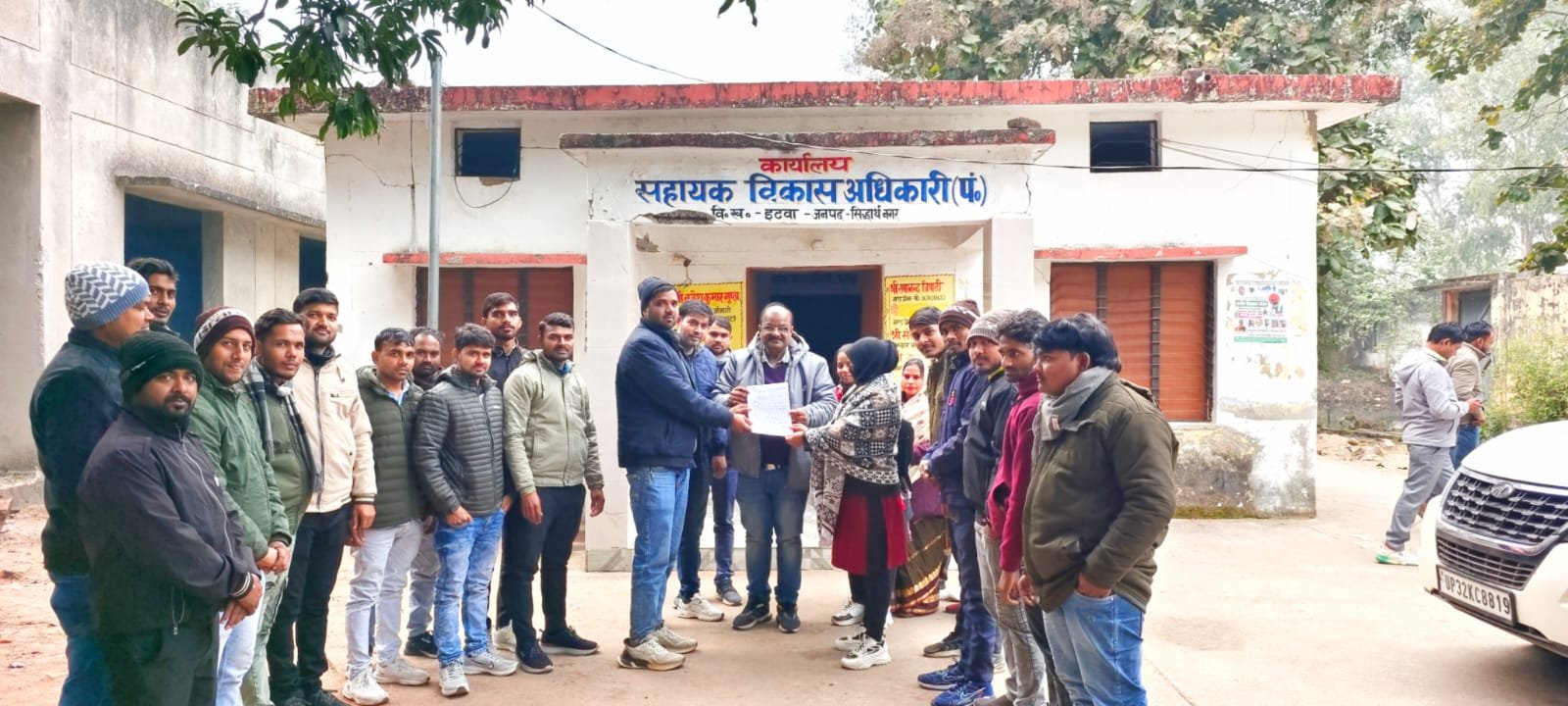मोबाइल और सुरक्षा किट की मांग को लेकर पंचायत सहायकों ने सौंपा ज्ञापन | New India Times
