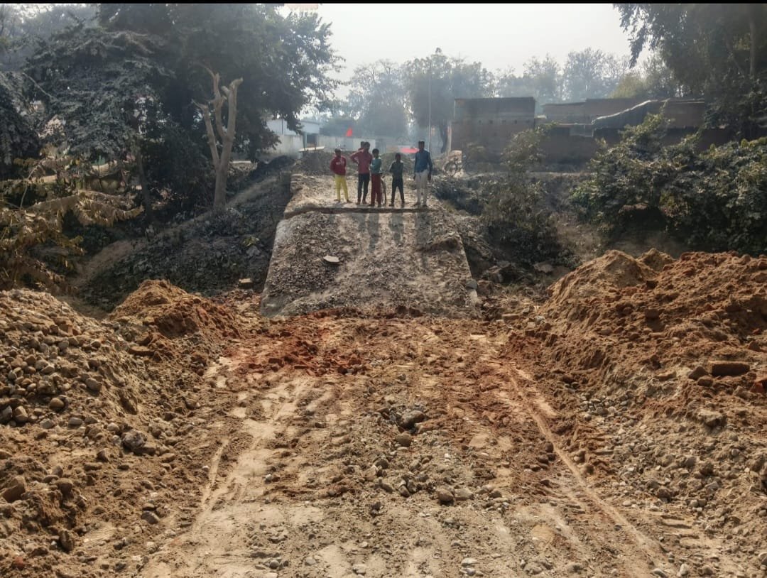 बिना पूर्व सूचना पुलिया तोड़े जाने से हादसे का खतरा बढ़ा, किसानों में भारी आक्रोश | New India Times