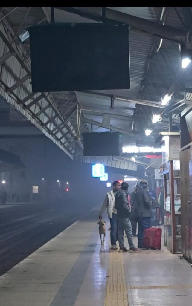 बस्ती रेलवे स्टेशन पर एलईडी कोच संख्या डिस्प्ले खराब, यात्रियों को हो रही भारी परेशानी | New India Times