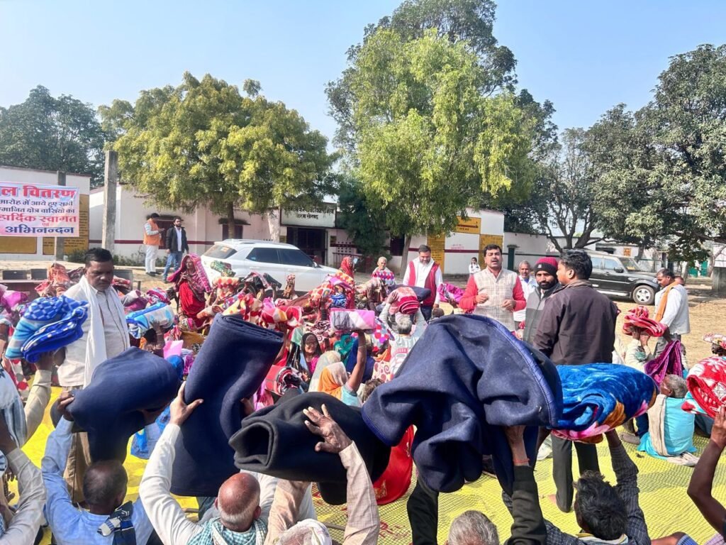 समाजसेवी पंडित विपिन तिवारी ने जरूरतमंदों को वितरित किए कंबल | New India Times