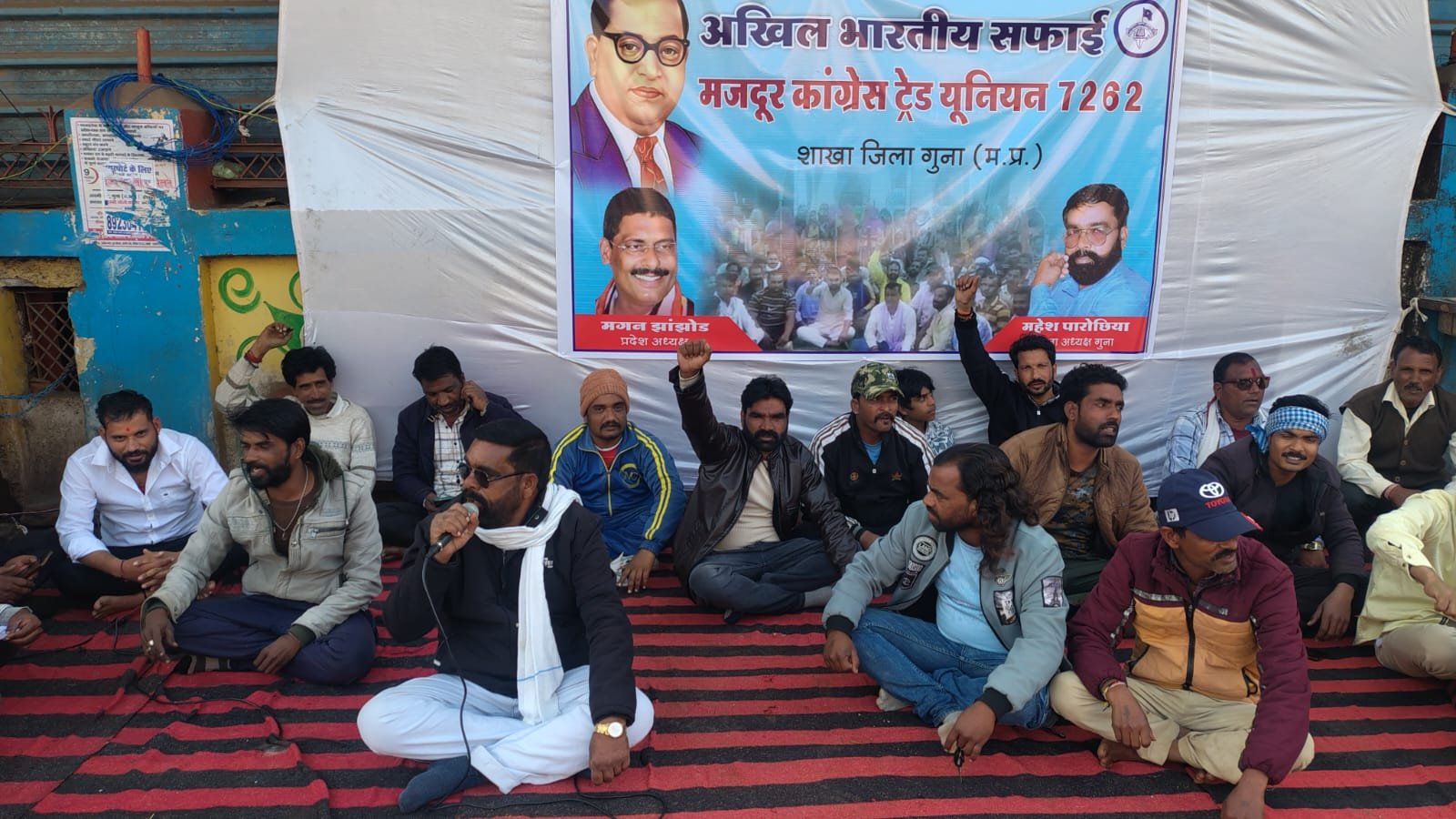 समय पर वेतन और लंबित मांगों को लेकर सफाई कर्मचारियों का नगर पालिका गेट पर धरना | New India Times