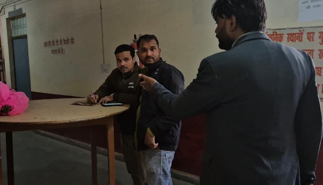 “ना भ्रष्टाचार, ना गुंडाराज” के नारे पर भारी एआरटीओ का भ्रष्टाचार, परिवहन कार्यालय बना दलालों का अड्डा | New India Times