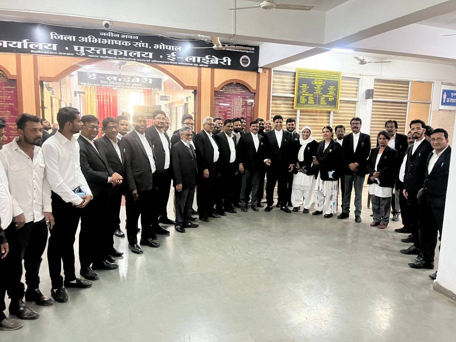 राज्य अधिवक्ता परिषद चुनाव को लेकर भोपाल जिला न्यायालय में अधिवक्ताओं की बैठक, प्रथम वरीयता मत देने की अपील | New India Times