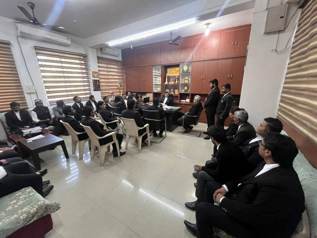 राज्य अधिवक्ता परिषद चुनाव को लेकर भोपाल जिला न्यायालय में अधिवक्ताओं की बैठक, प्रथम वरीयता मत देने की अपील | New India Times