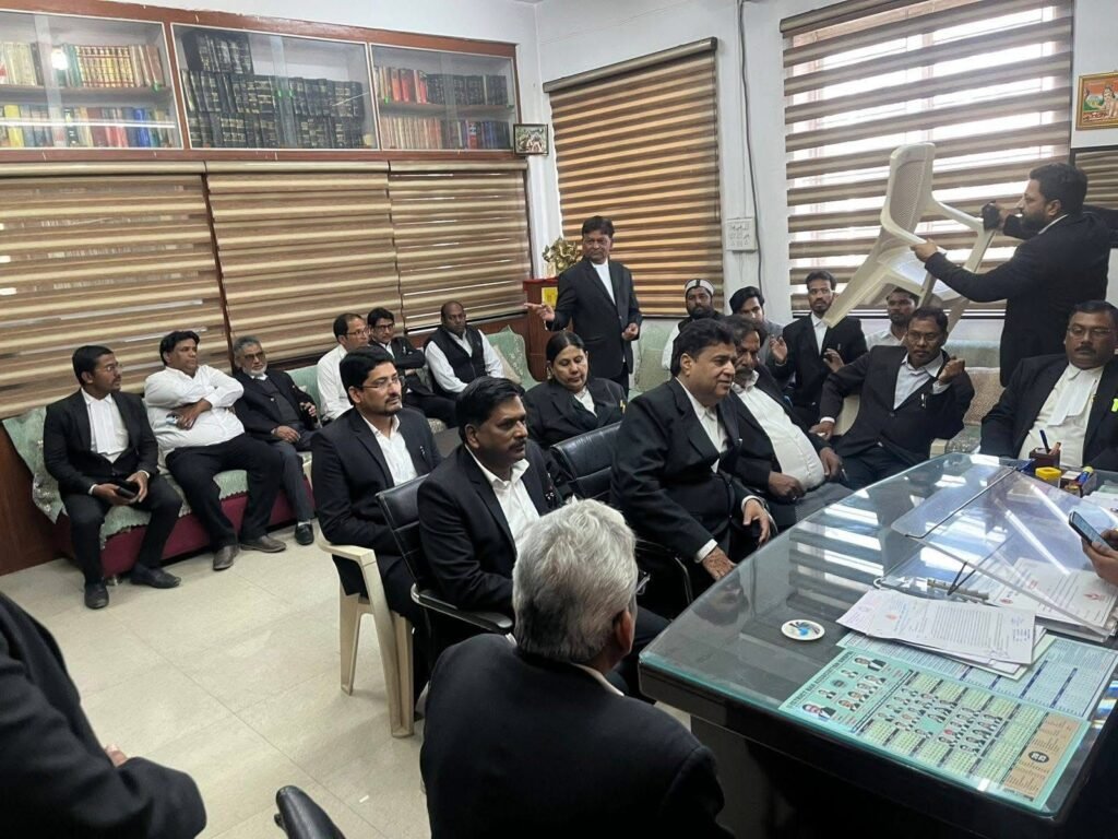 राज्य अधिवक्ता परिषद चुनाव को लेकर भोपाल जिला न्यायालय में अधिवक्ताओं की बैठक, प्रथम वरीयता मत देने की अपील | New India Times