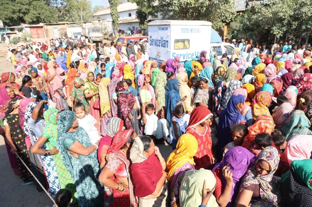 मकर संक्रांति पर मेघनगर में जैन परिवार की मानवता की मिसाल, जरूरतमंदों को कंबल व अनाज वितरण | New India Times