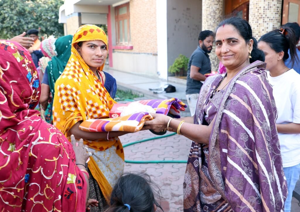 मकर संक्रांति पर मेघनगर में जैन परिवार की मानवता की मिसाल, जरूरतमंदों को कंबल व अनाज वितरण | New India Times