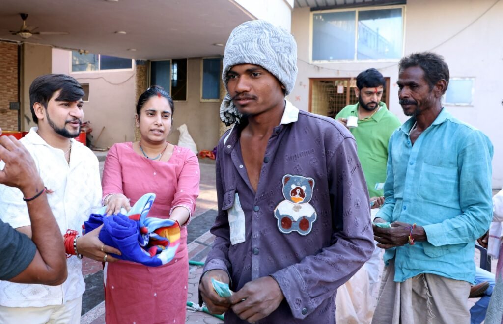 मकर संक्रांति पर मेघनगर में जैन परिवार की मानवता की मिसाल, जरूरतमंदों को कंबल व अनाज वितरण | New India Times