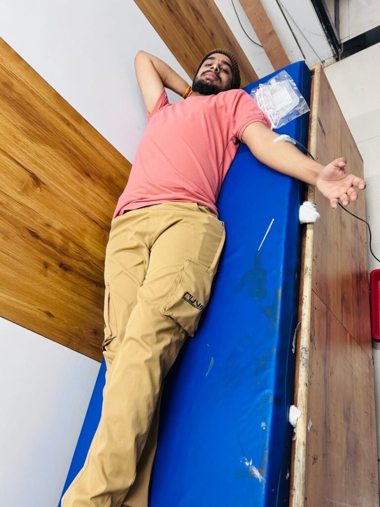 मानवता की मिसाल: मनीष कुमट ने किया 20वीं बार रक्तदान, हितेश राठौड़ भी बने सहभागी | New India Times