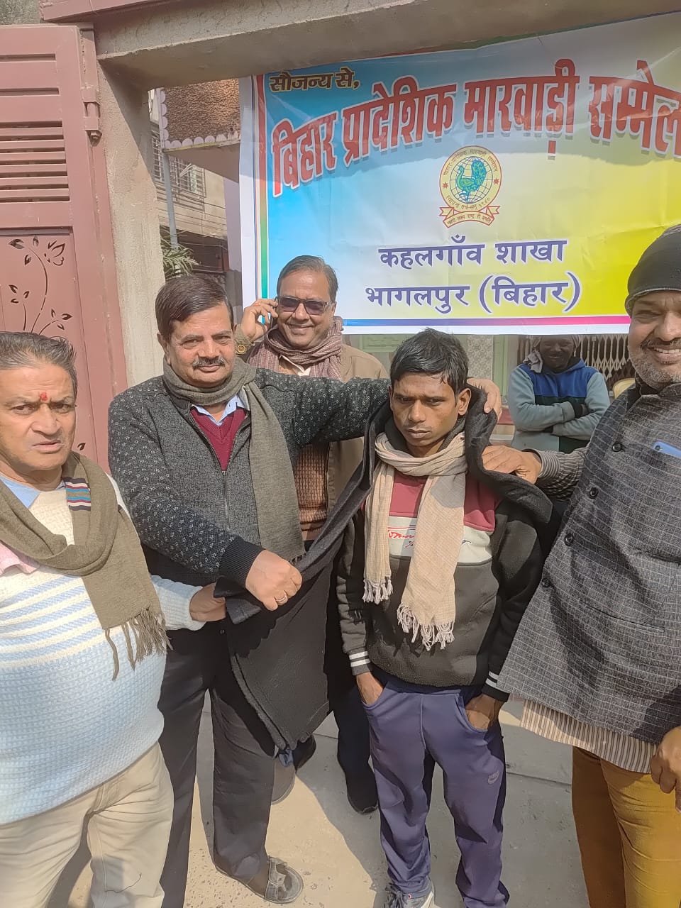 कहलगांव में मारवाड़ी सम्मेलन की पहल, जरूरतमंदों को कंबल और खिचड़ी व प्रसाद वितरित | New India Times