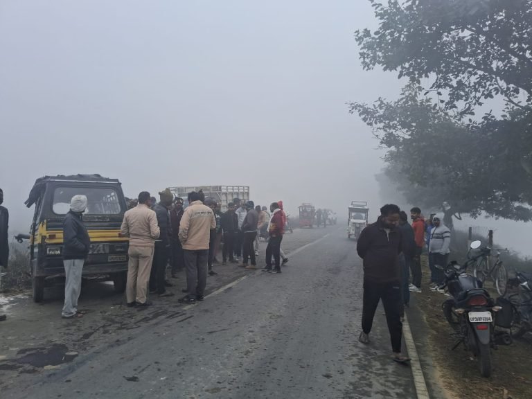 कोहरे का कहर: टेंपो और पिकअप की भीषण भिड़ंत, चार लोग गंभीर रूप से घायल | New India Times