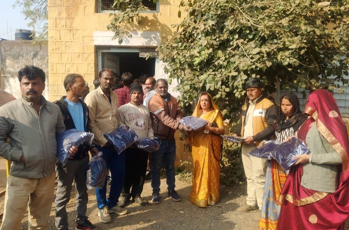 नपा गुना ने सफाई कर्मचारियों को वितरित किए गर्म कपड़े और ट्रैकसूट | New India Times