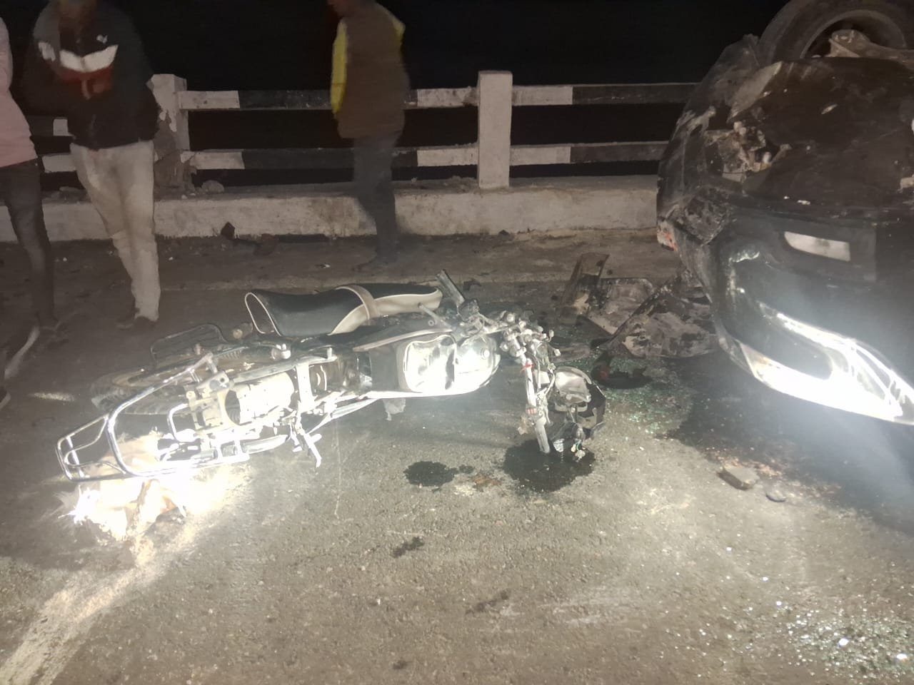 तेज रफ्तार कार ने बाइक को मारी टक्कर, एक की मौत, दो गंभीर घायल, पुलिस कर रही जांच | New India Times