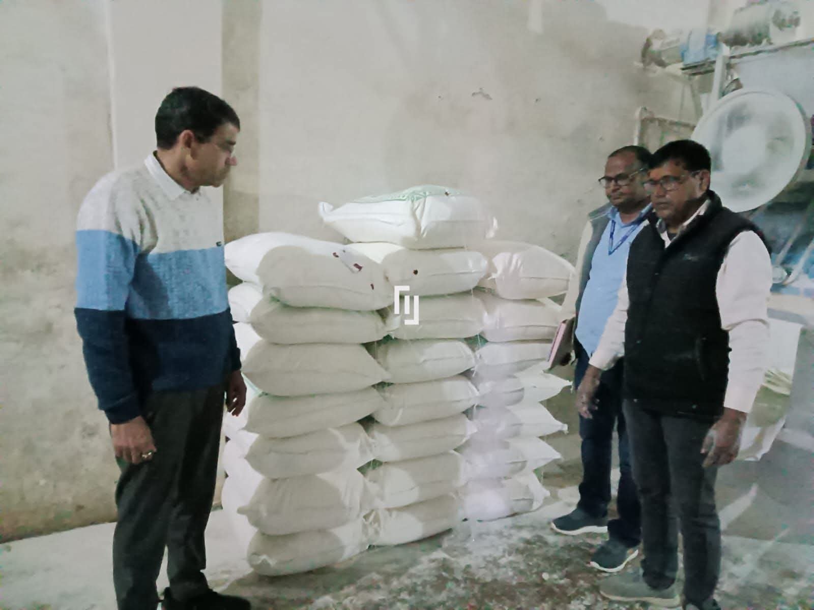 नीमकाथाना में खाद्य सुरक्षा विभाग की बड़ी कार्रवाई, 768 किलो संदिग्ध बेसन सीज, शिविर में 84 खाद्य लाइसेंस जारी | New India Times