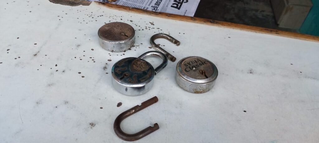 अमानगंज में थाने के पास चोरी की बड़ी वारदात: एक ही रात में 6 से अधिक दुकानों के ताले टूटे, पुलिस गश्त पर उठे सवाल | New India Times