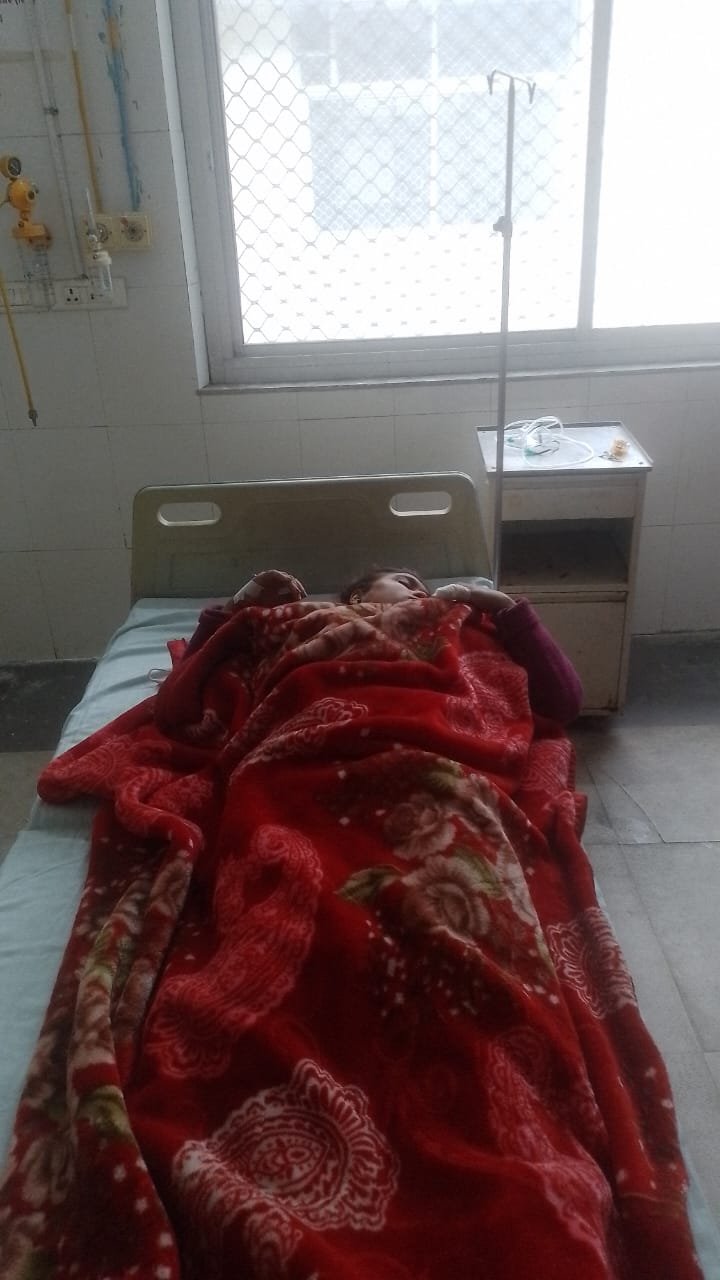 नाबालिग पर चाकू से जानलेवा हमला, जिला अस्पताल से ट्रामा सेंटर रेफर, ग्राम प्रधान पर संगीन आरोप | New India Times