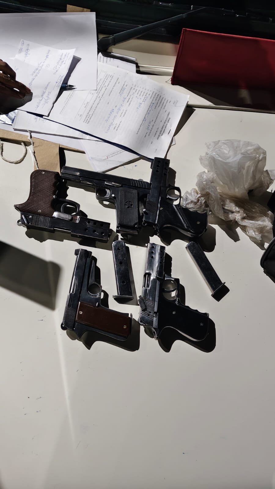 मध्यप्रदेश STF की बड़ी कार्रवाई: 5 अत्याधुनिक पिस्तौल जब्त, दो आरोपी गिरफ्तार | New India Times